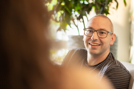 Een portretfoto van Careflexer Matthijs, hij glimlacht.